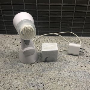 Clarisonic Aria with one new Clarisonic Luxe Cashmere Brushhead